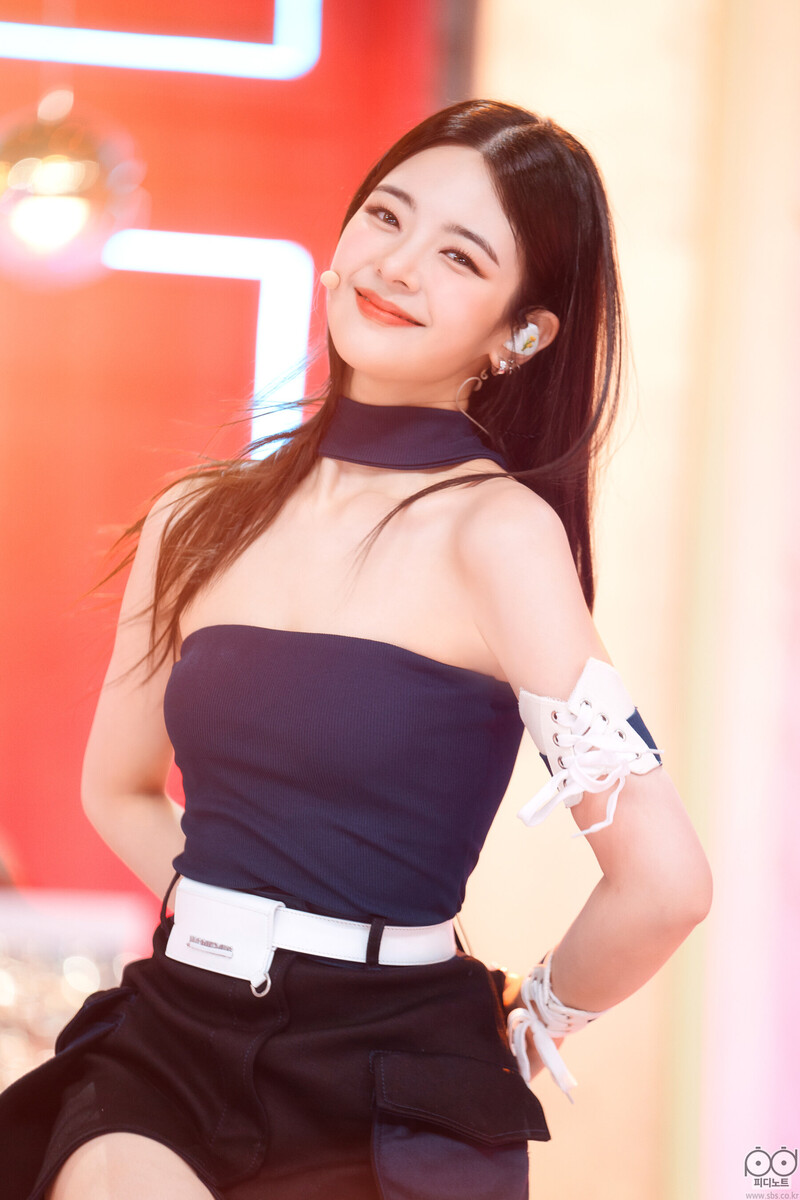 220718 ITZY Lia - 'Sneakers' at SBS Inkigayo documents 5