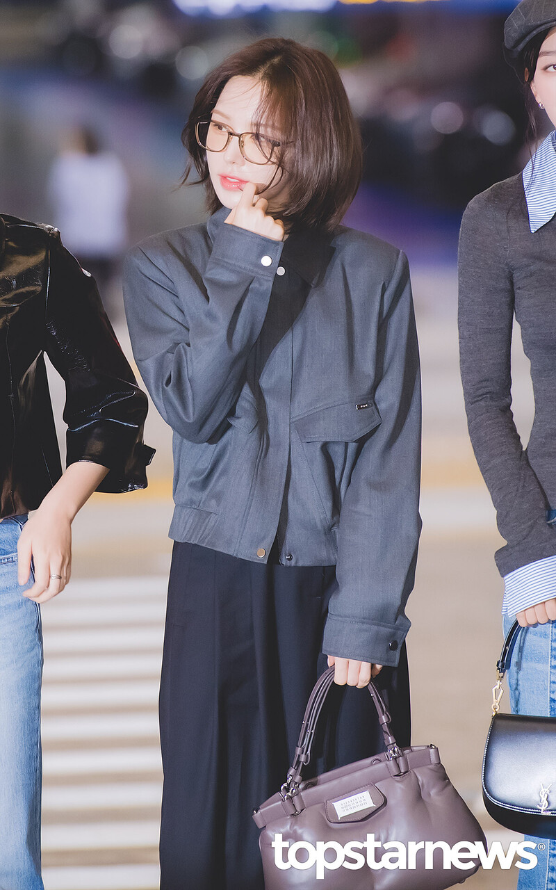 240927 Red Velvet WENDY at Incheon International Airport documents 1