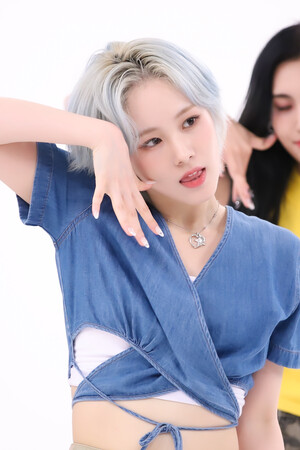 230814 MBC Naver Post - EVERGLOW Mia at Weekly Idol