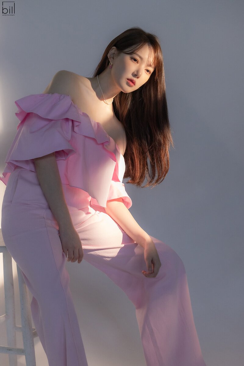 230718 Bill Entertainment Naver Post - Yerin for 'Rolling Stone Korea' behind documents 9