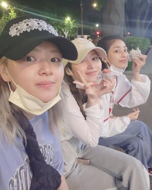 220612 TWICE Jeongyeon Instagram Update with Sana and Jihyo