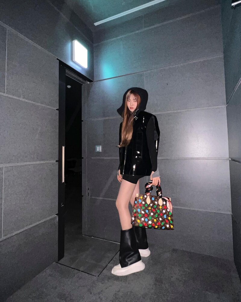 221221 NewJeans Instagram Update - Hyein documents 4