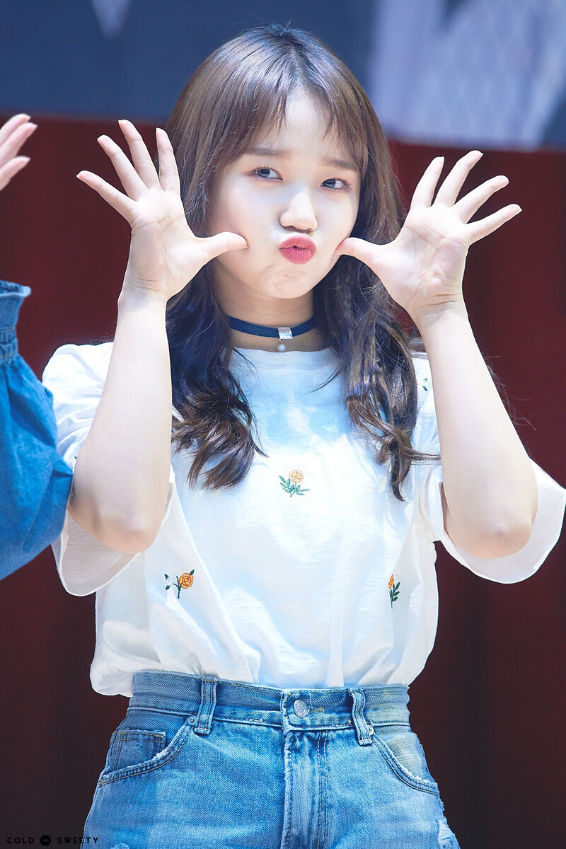 180429 Weki Meki Yoojung at Hongdae 'Lucky' Fansign documents 2