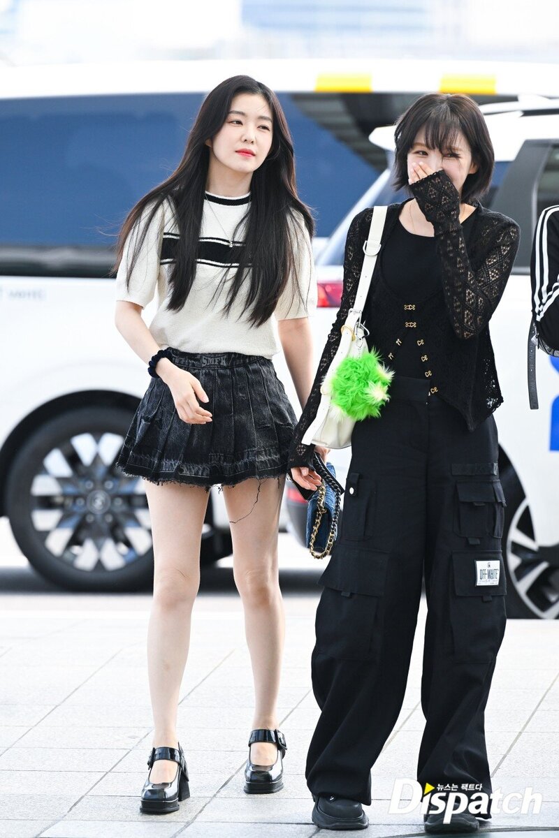 230519 RED VELVET Irene and Wendy at Incheon International Airport documents 1
