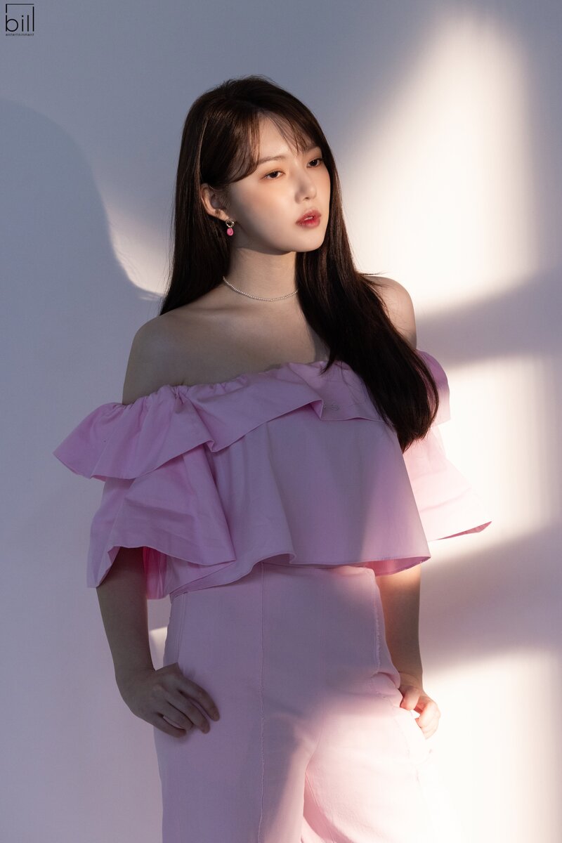 230718 Bill Entertainment Naver Post - Yerin for 'Rolling Stone Korea' behind documents 3