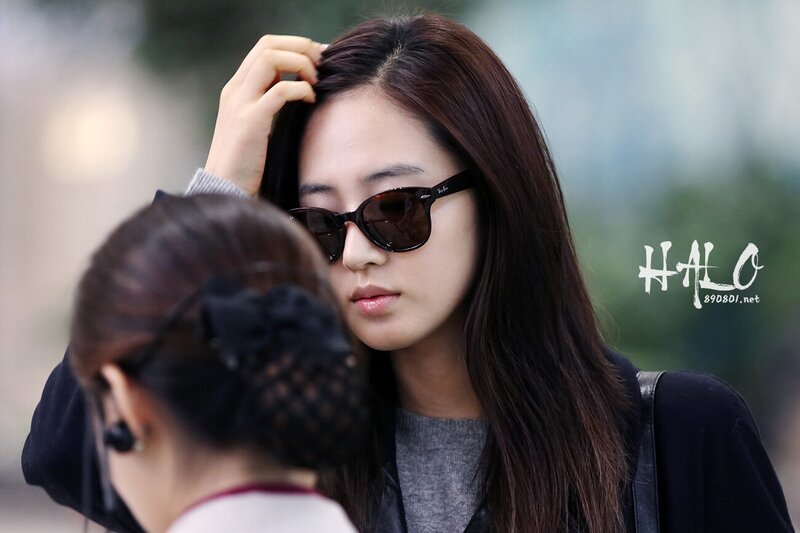 121105 Girls' Generation Yuri at Gimpo Airport documents 2