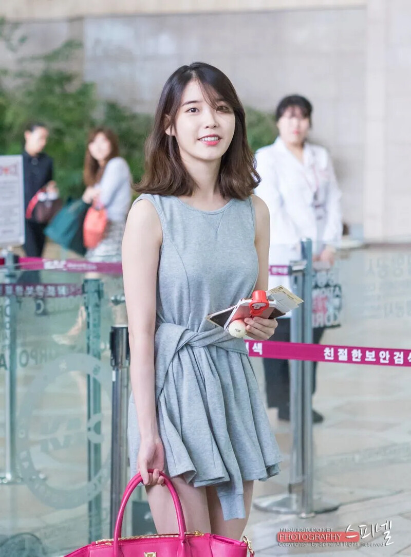 140613 김포공항 출국 아이유 직찍 by 스피넬-14.jpg