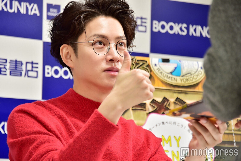 170108 Heechul at 'My Ramen Ful-Life' Fansign documents 4