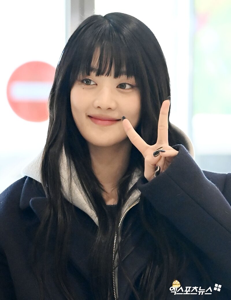 231125 (G)I-DLE Minnie at Gimpo International Airport documents 1
