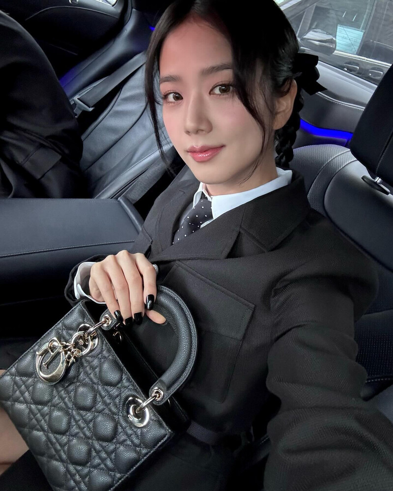 240228 - JISOO Instagram Update documents 1