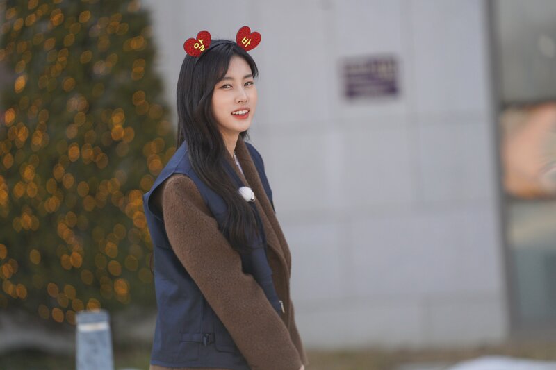 220326 8D Naver Post - Kang Hyewon - 'Accepting Lecture Orders - Same Day Special Delivery' Behind documents 2