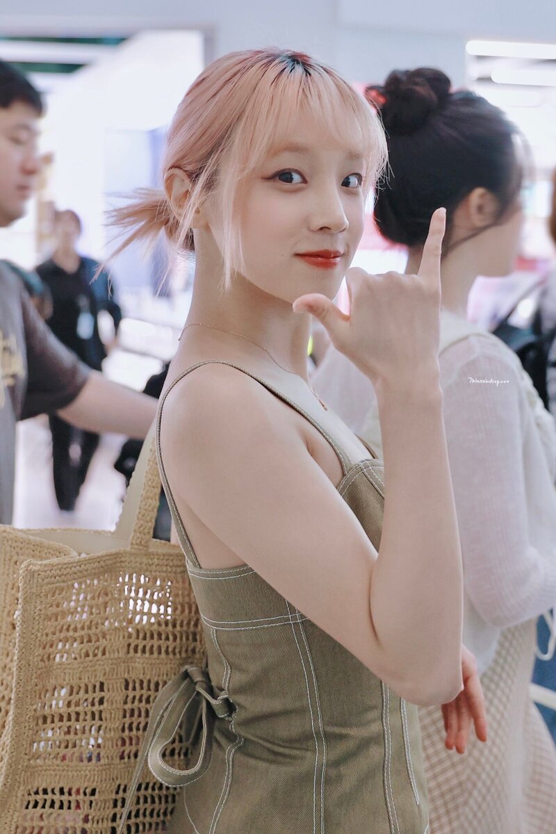 240608 (G)I-DLE Yuqi at Incheon Imternational Airport documents 5