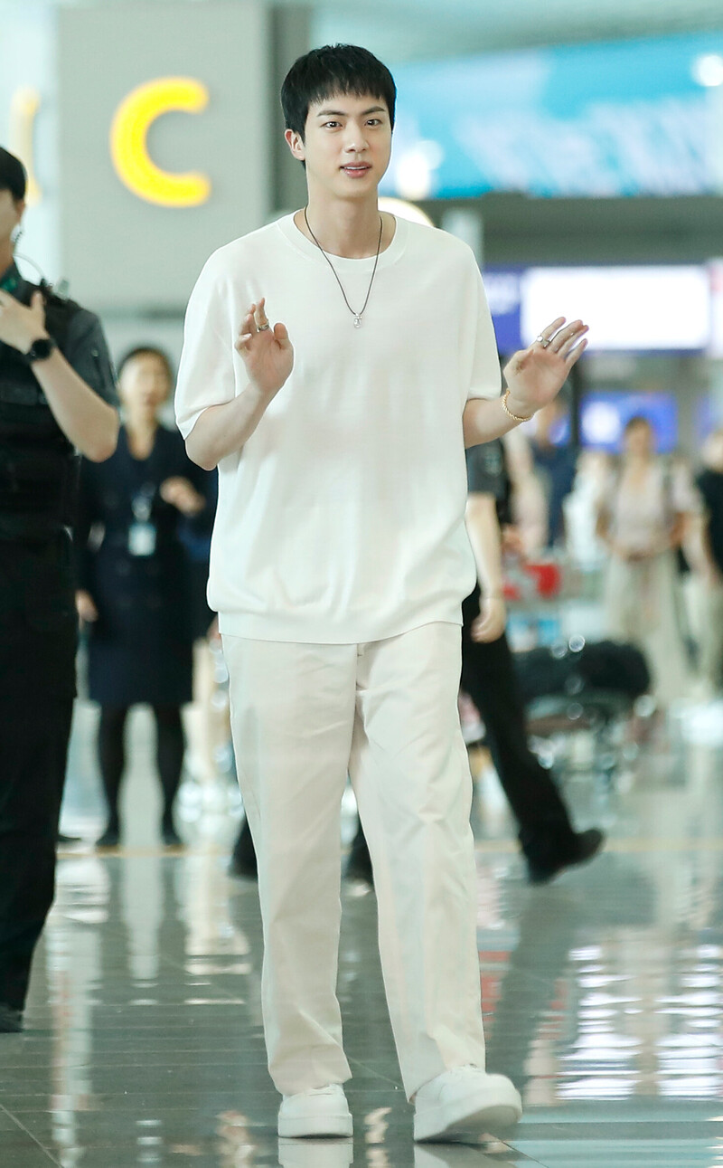 240711 BTS Jin at Incheon International Airport documents 6