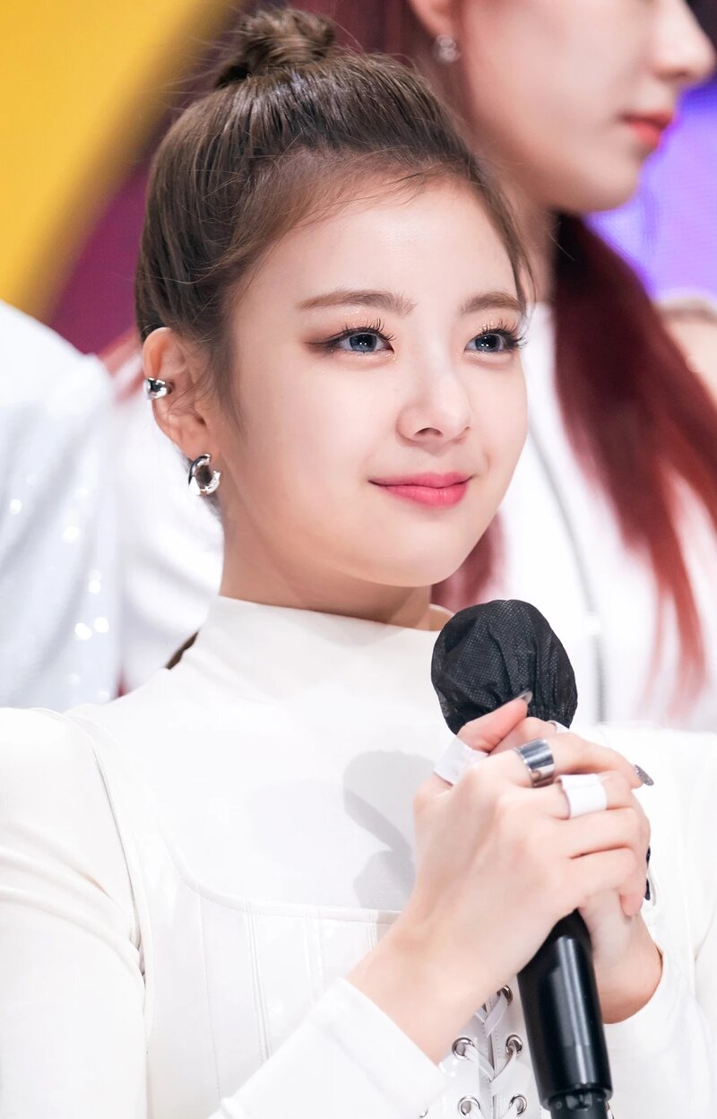 210502 ITZY 'Mafia In the morning' at Inkigayo documents 23