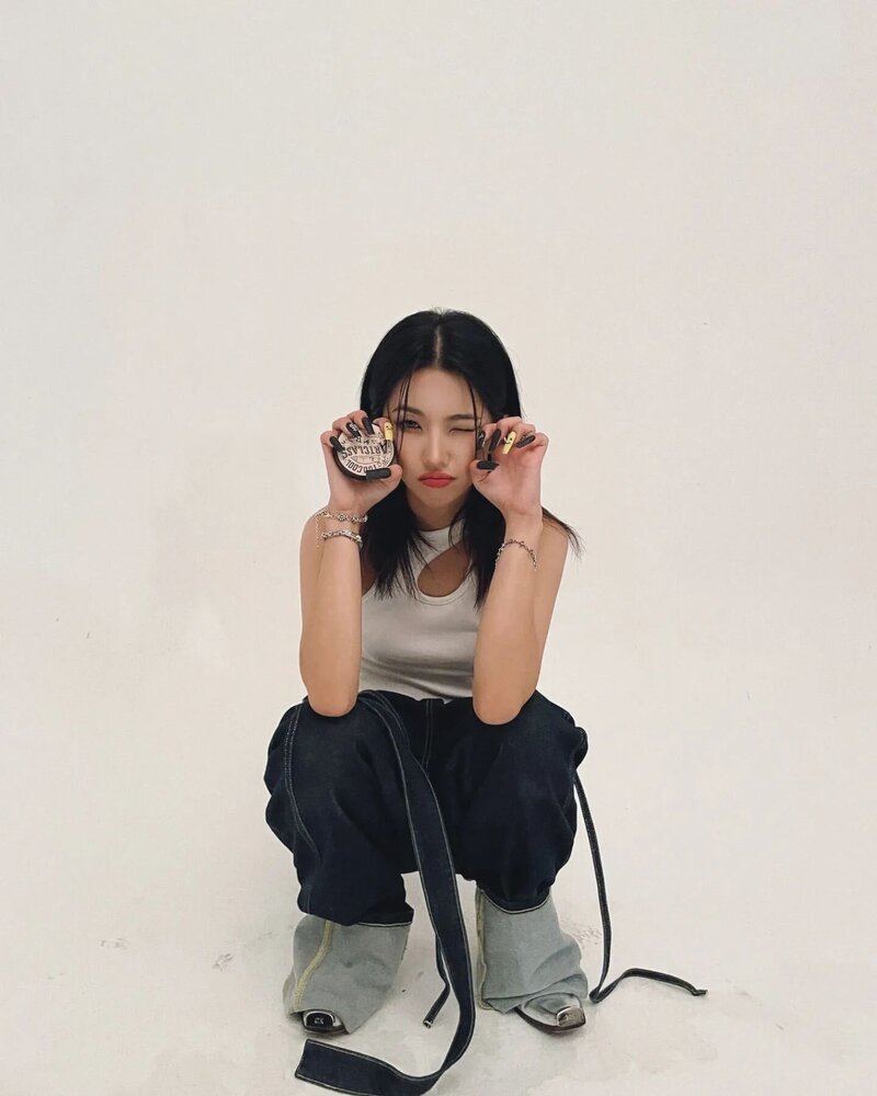 220826 (G)I-DLE Soyeon Instagram Update documents 3