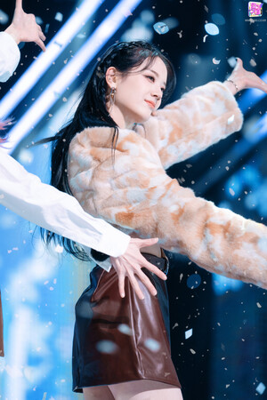 220130 fromis_9 Gyuri - 'DM' at Inkigayo