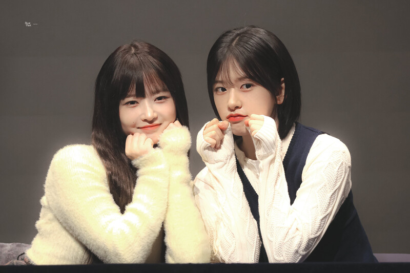 231111 IVE Rei and Yujin at Fansign Event documents 1