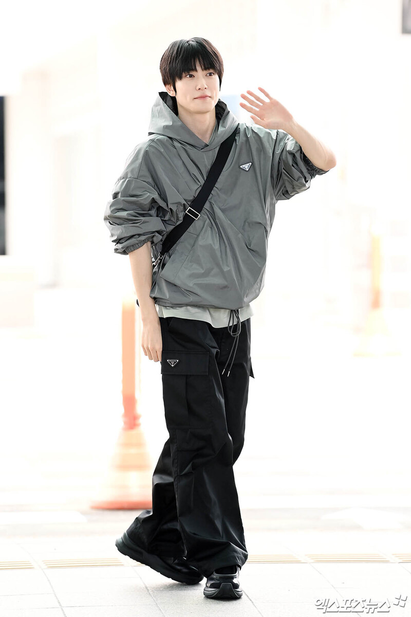 240614 NCT Jaehyun at Incheon International Airport documents 4