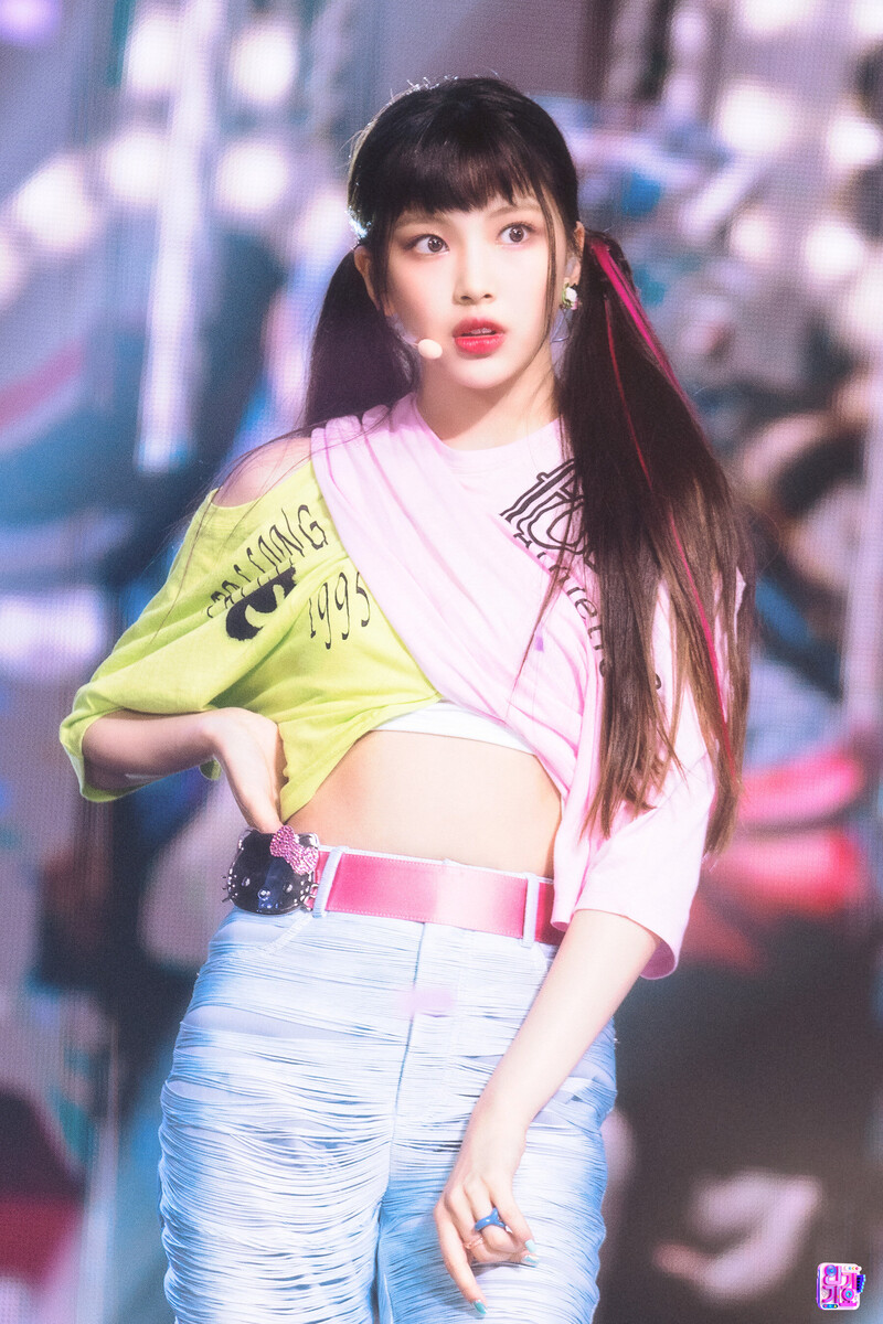 220821 NewJeans Hyein - 'Attention' at Inkigayo documents 15