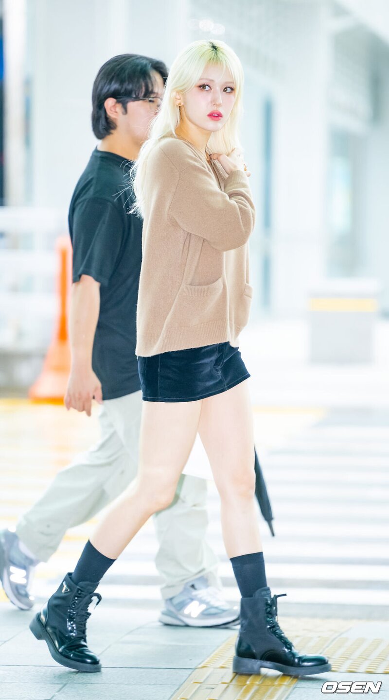 230920 SOMI at Incheon International Airport documents 10