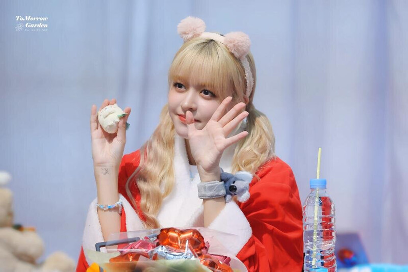 231202 NMIXX Lily at Fansign Event documents 2