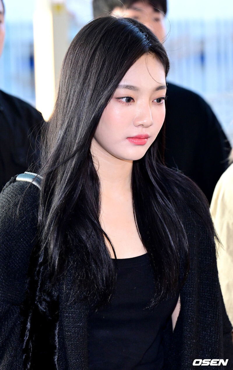 240927 aespa Ningning - at Incheon International Airport documents 6