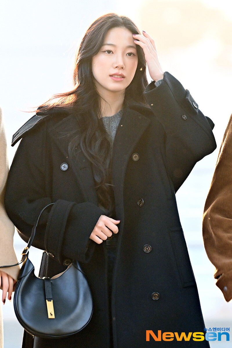 241226 LE SSERAFIM Kazuha at Incheon International Airport documents 2