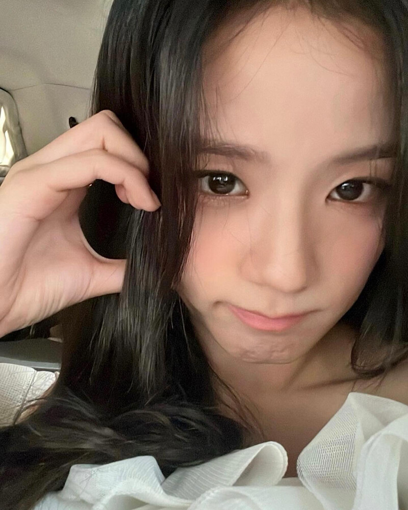 220710 - JISOO Instagram Update documents 1