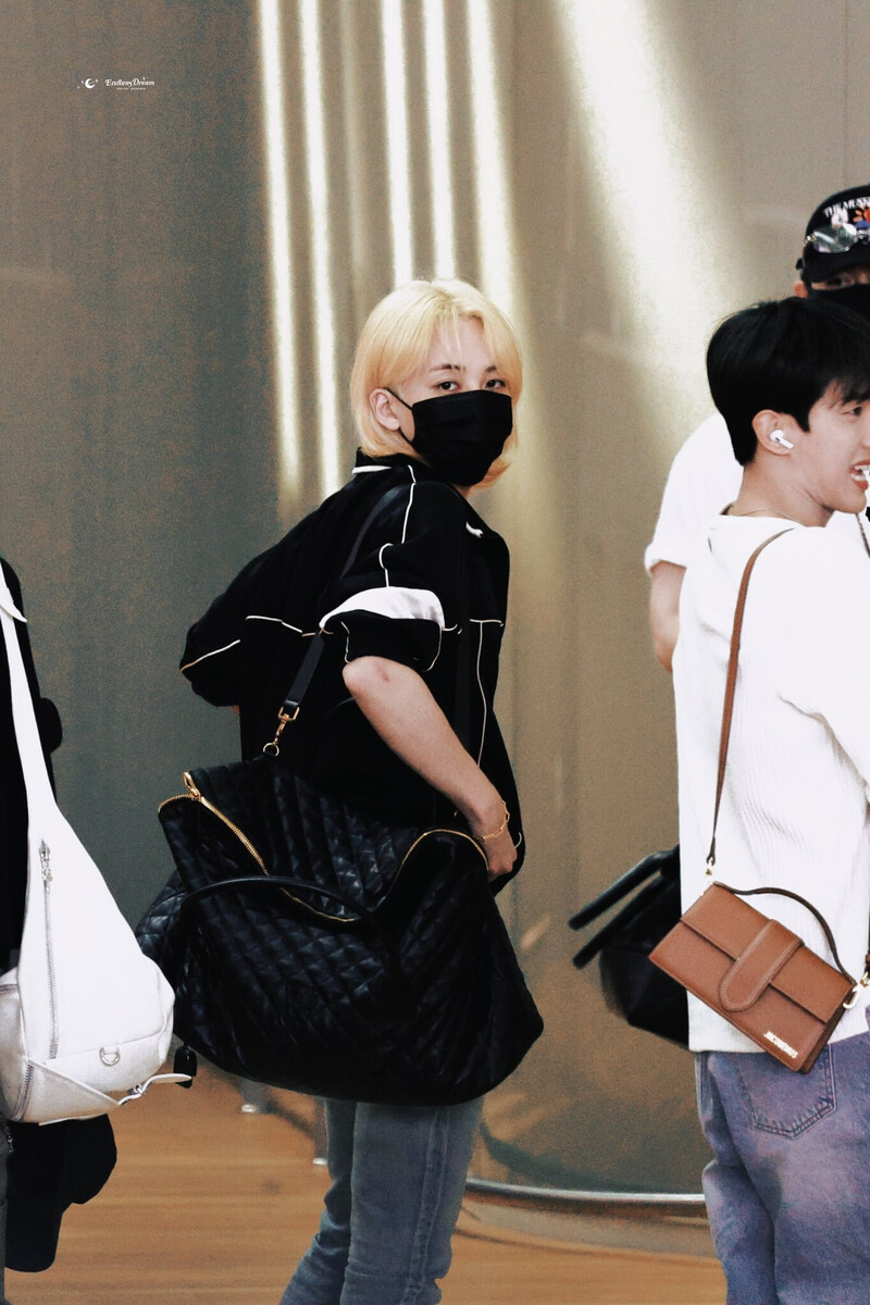 240625 SEVENTEEN Jeonghan at Incheon International Airport documents 9