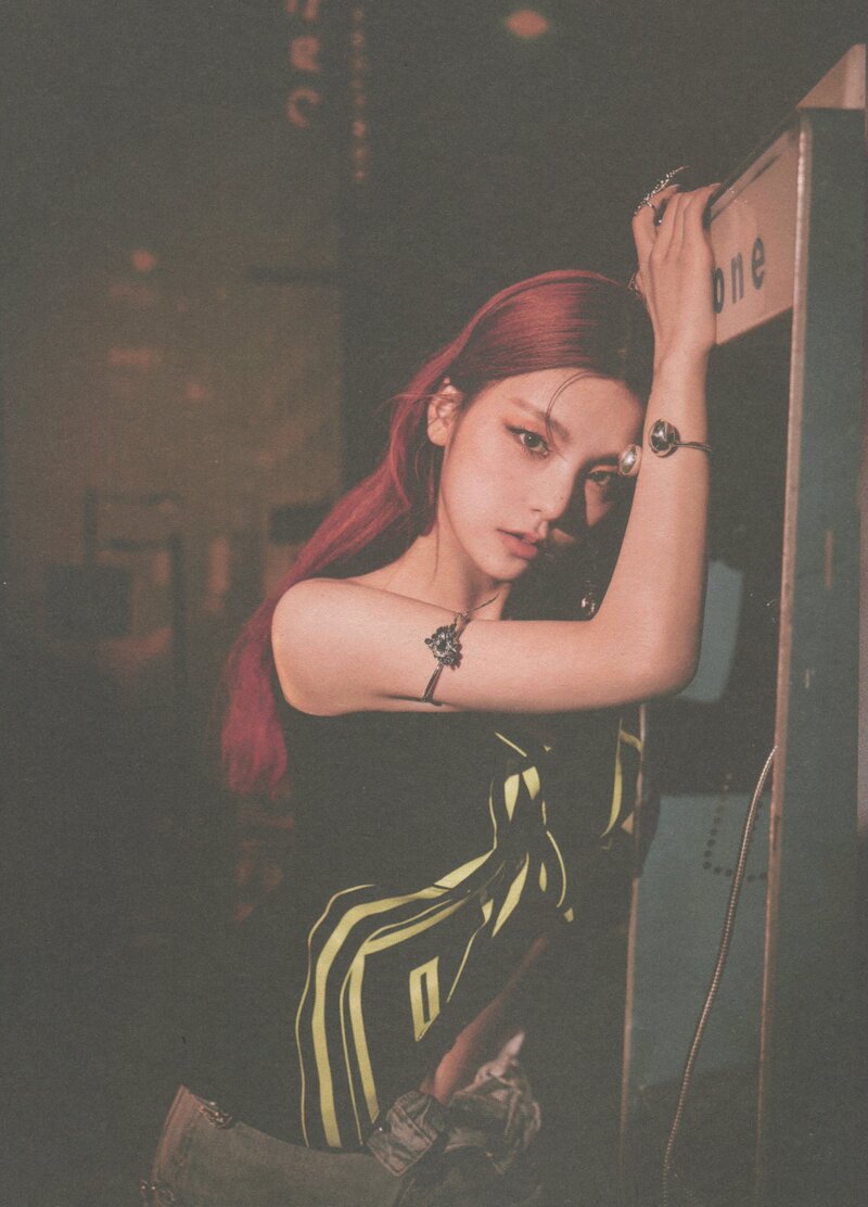 ITZY 'GUESS WHO' Album [SCANS] documents 11