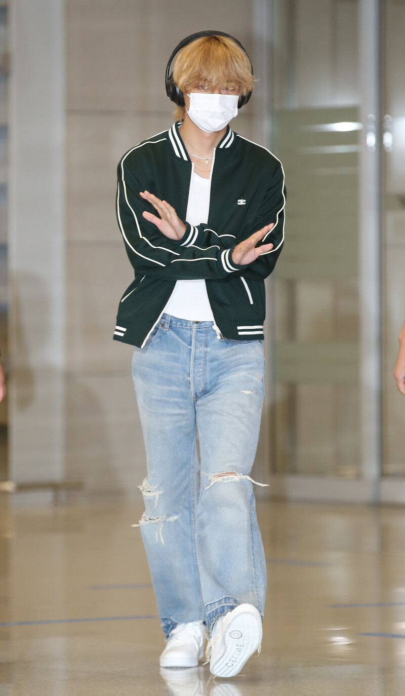 230704 BTS V at Incheon International Airport documents 2