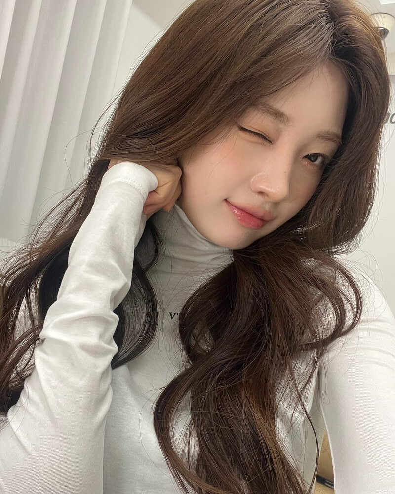 241109 EVERGLOW Sihyeon Instagram Update documents 5