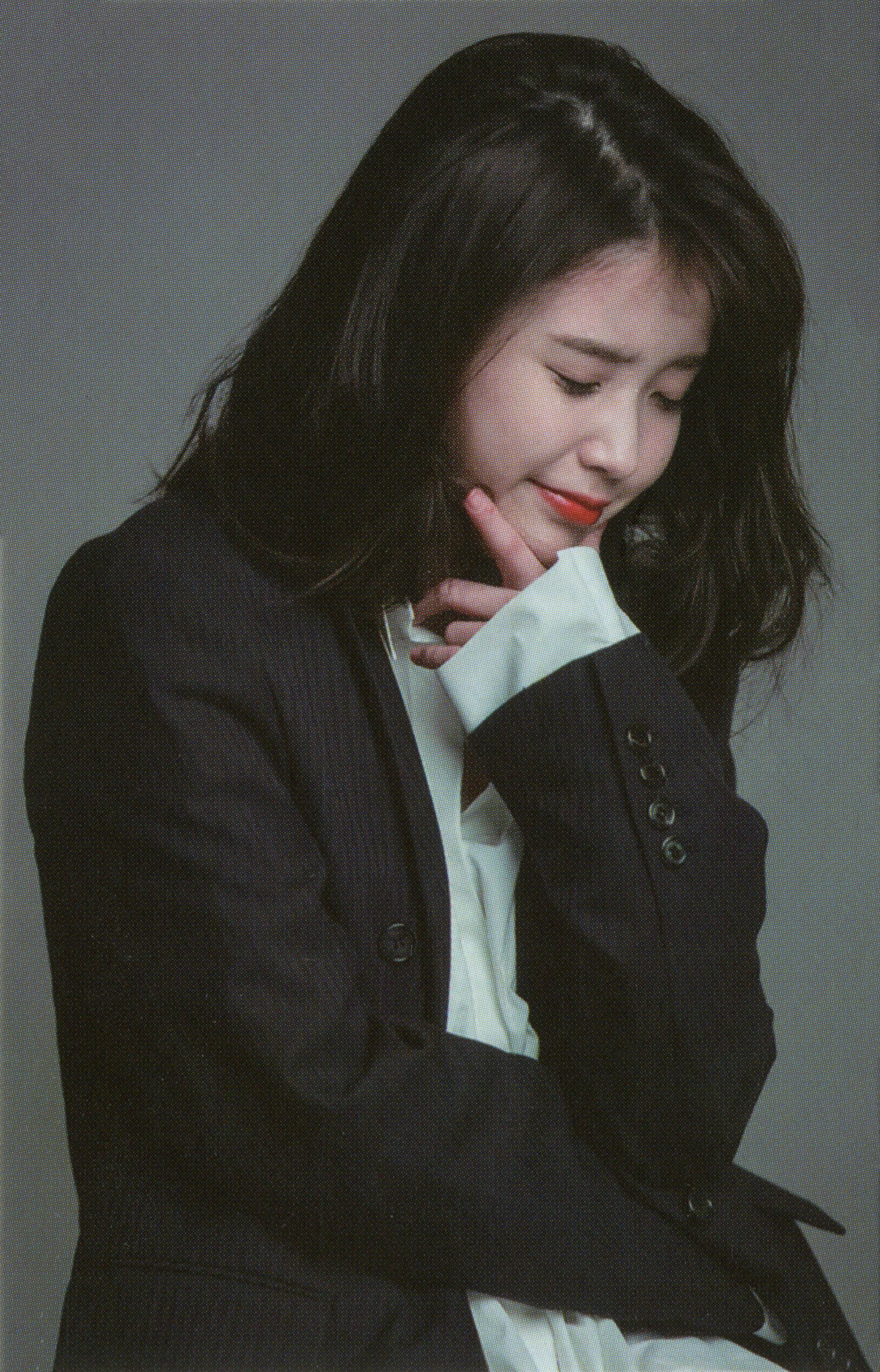 IU - 2018 Season's Greetings [SCANS] | kpopping