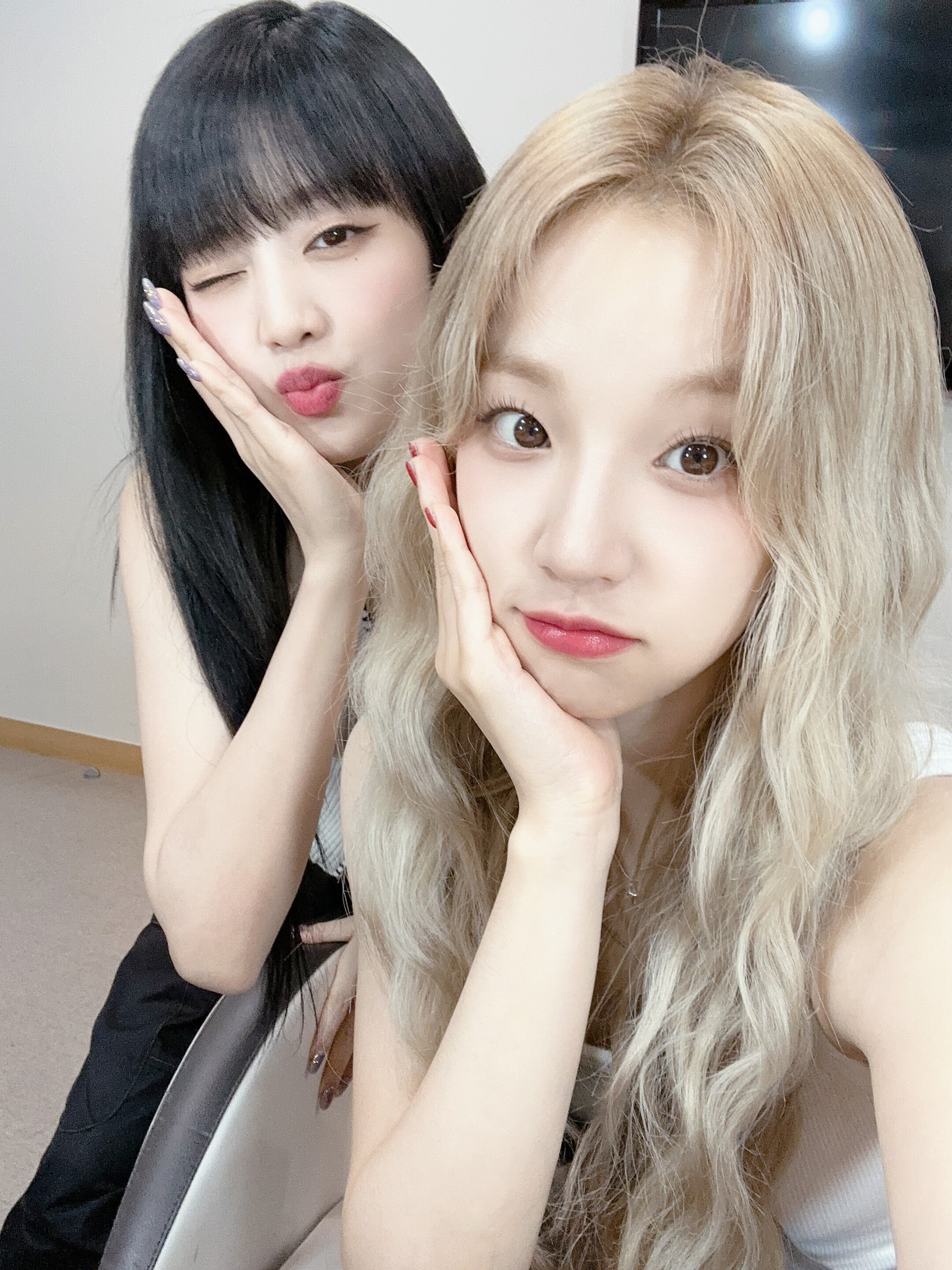 230621 - (G)I-DLE Twitter Update with Yuqi and Minnie | kpopping
