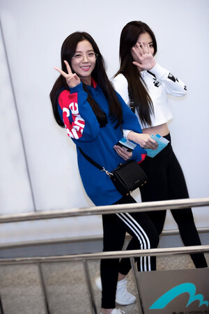 190126 JENNIE & JISOO at Hong Kong Airport