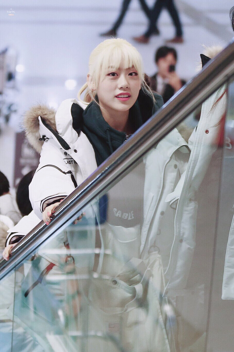 171128 Weki Meki Lua at Gimpo Airport documents 3