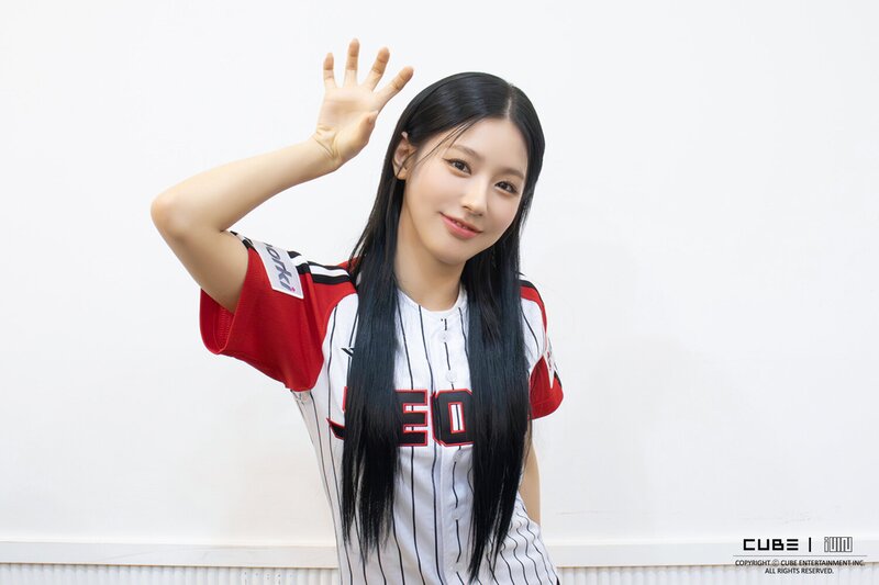 230510 (G)I-DLE Weverse - LG Twins' Ceremonial Opening Behind documents 3