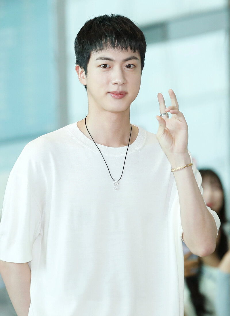 240711 BTS Jin at Incheon International Airport documents 1