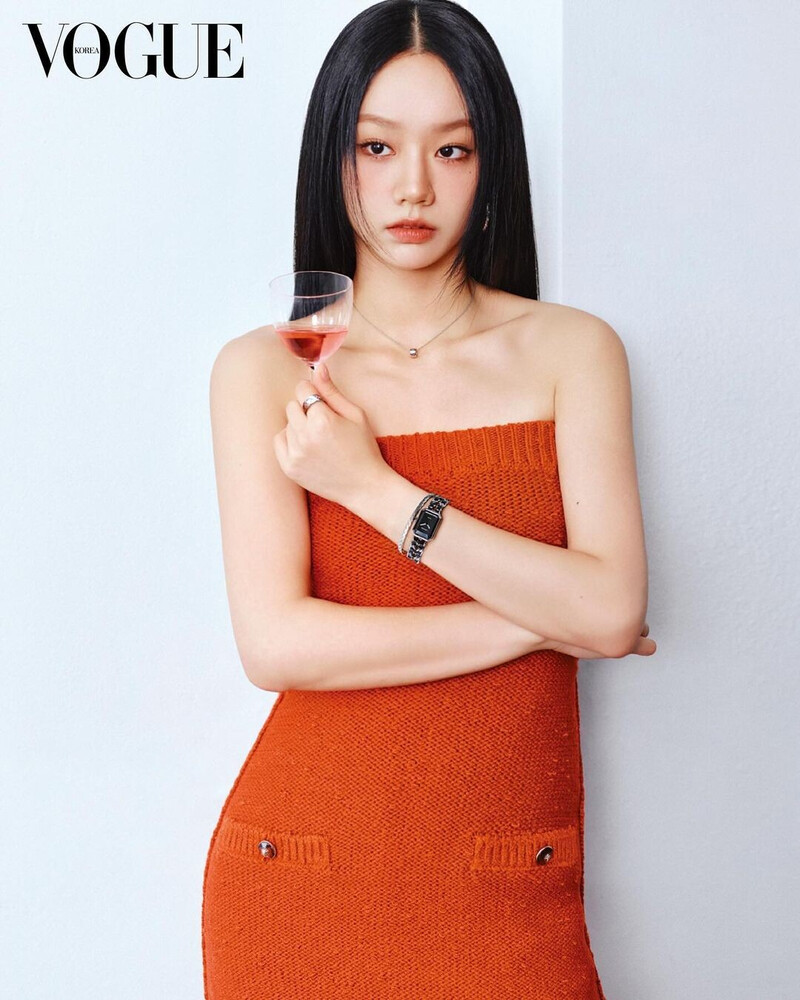 Hyeri for Chanel Watches - Vogue Korea October 2024 Issue documents 5