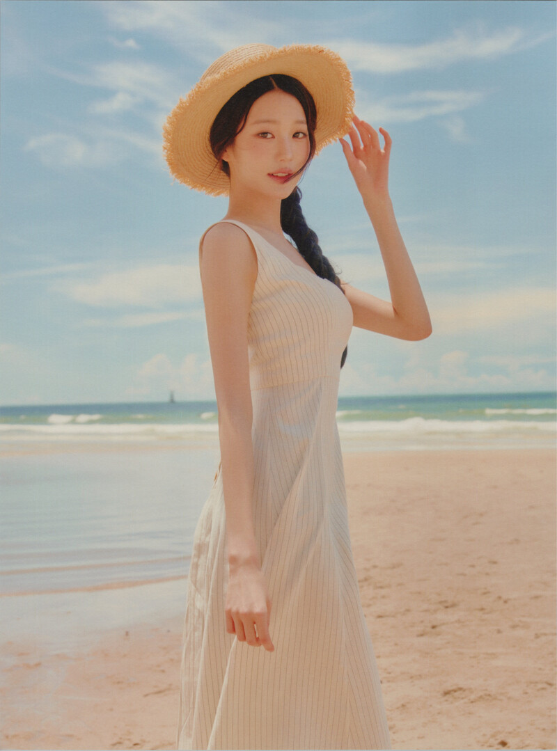 IVE - 1st Photobook 'A Dreamy Day' [SCANS] documents 7