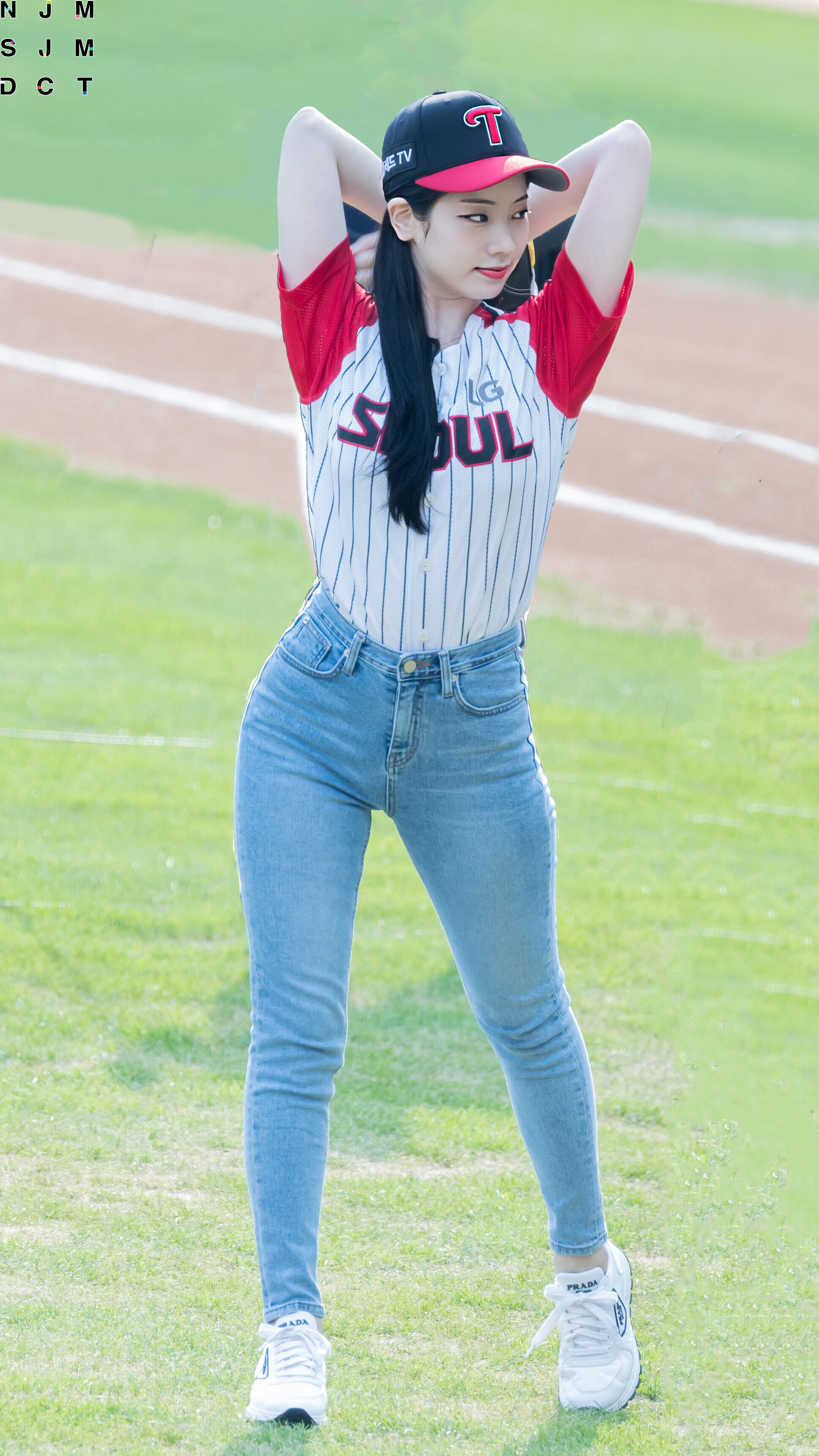 TWICE US - Dahyun throwing the first pitch at LG Twins