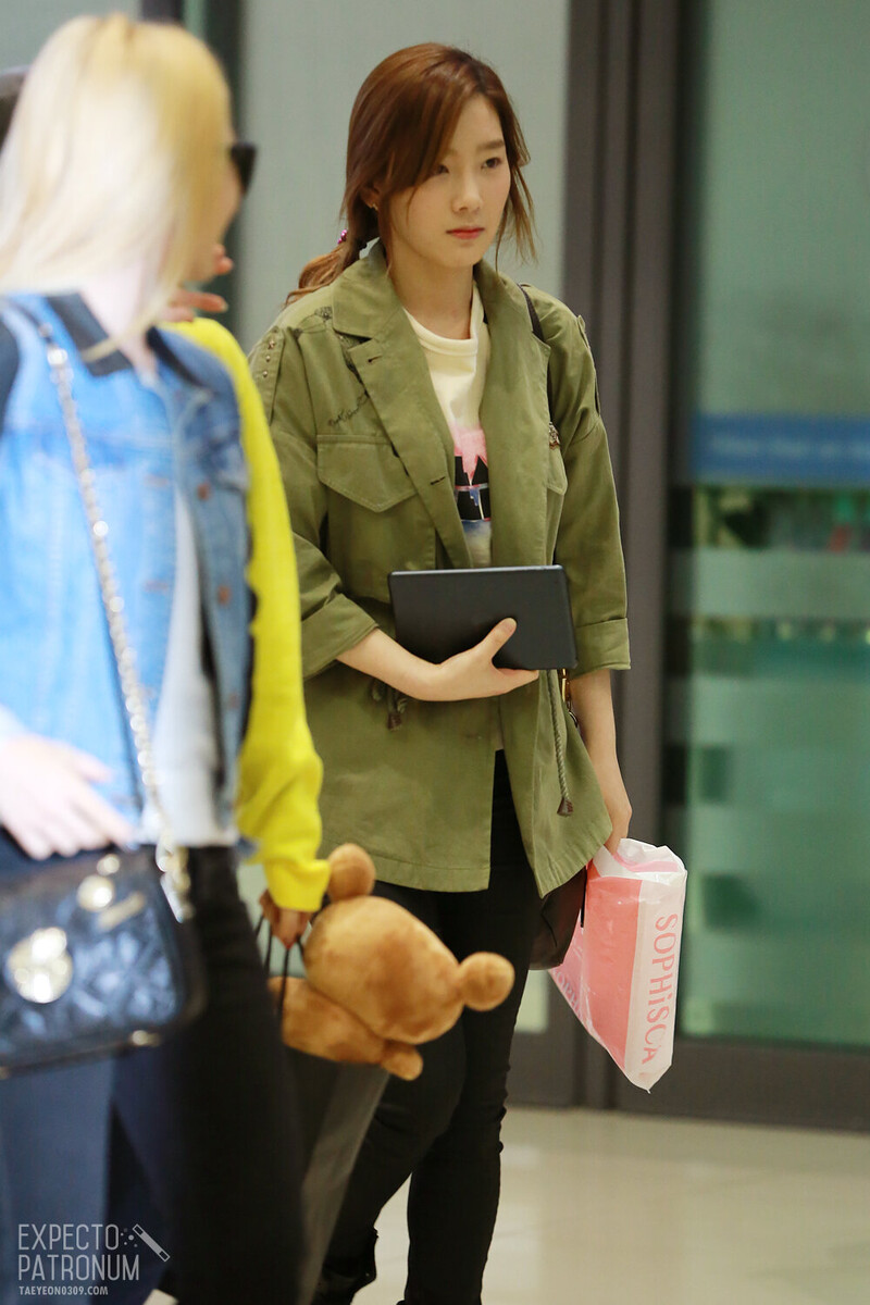 121112 Girls' Generation Taeyeon at Incheon Airport documents 3