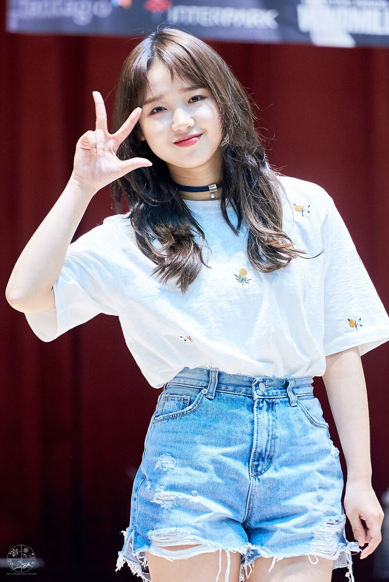 180429 Weki Meki Yoojung at Hongdae 'Lucky' Fansign documents 4