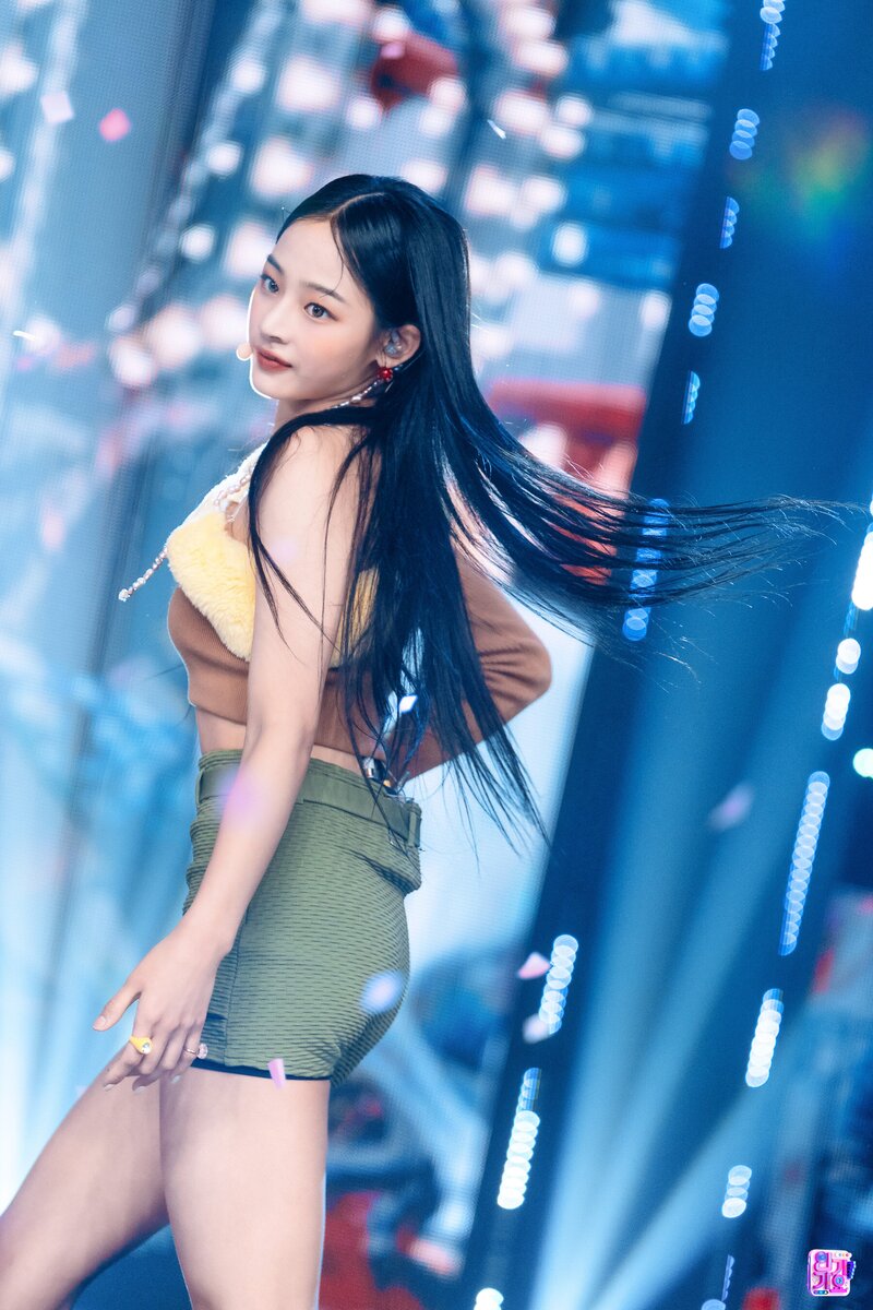 220821 NewJeans Minji - 'Attention' at Inkigayo documents 4