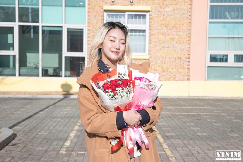 230210 YES IM Naver Post - Jia's Graduation Ceremony BEHIND documents 5