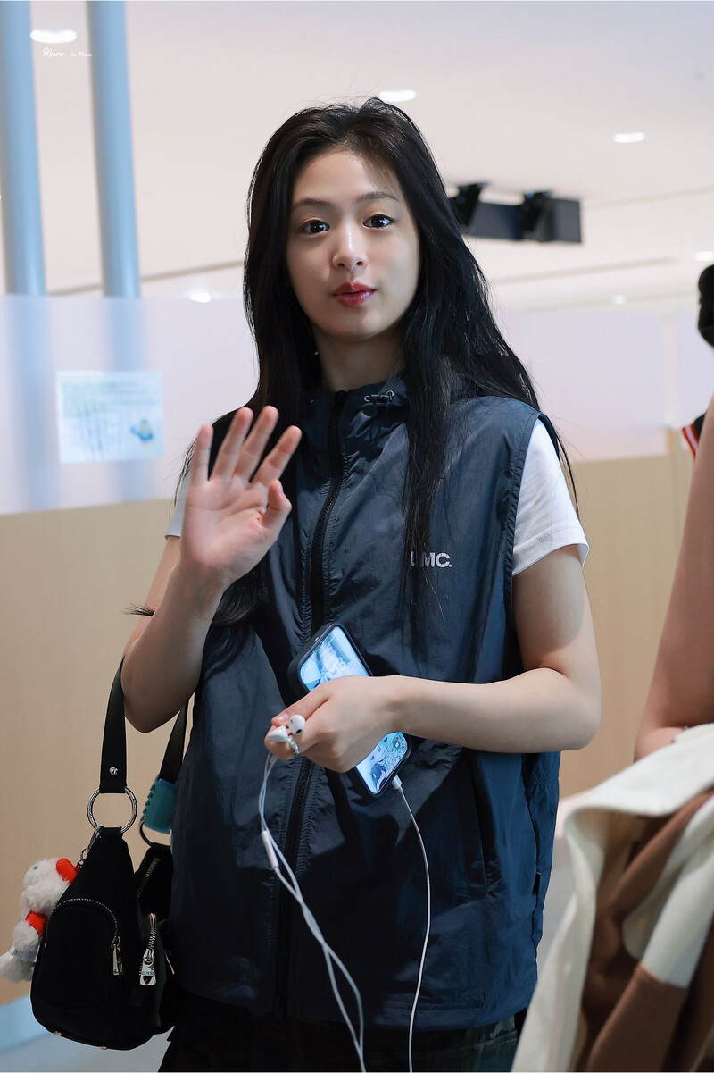 240801 BABYMONSTER Ahyeon at Airport documents 17