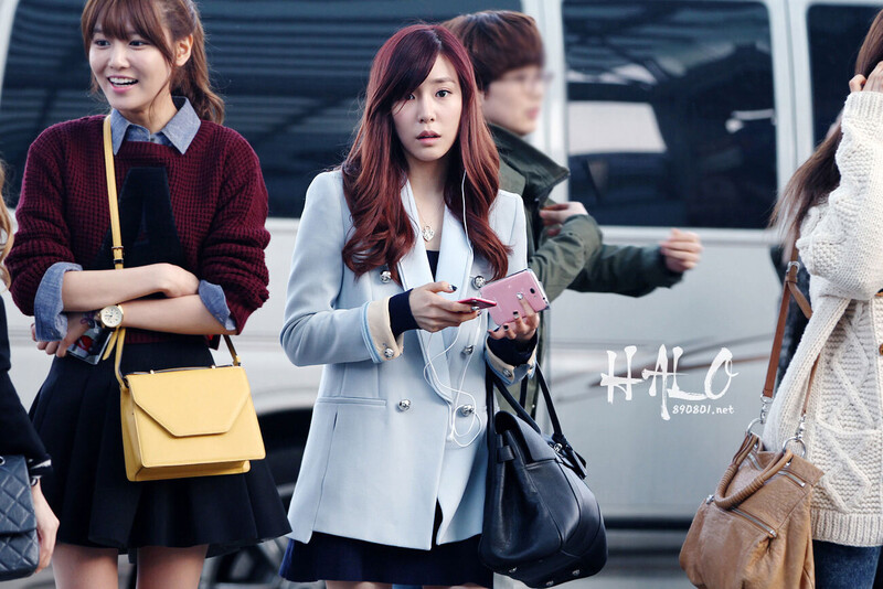 130308 Girls' Generation Tiffany at Incheon Airport documents 12