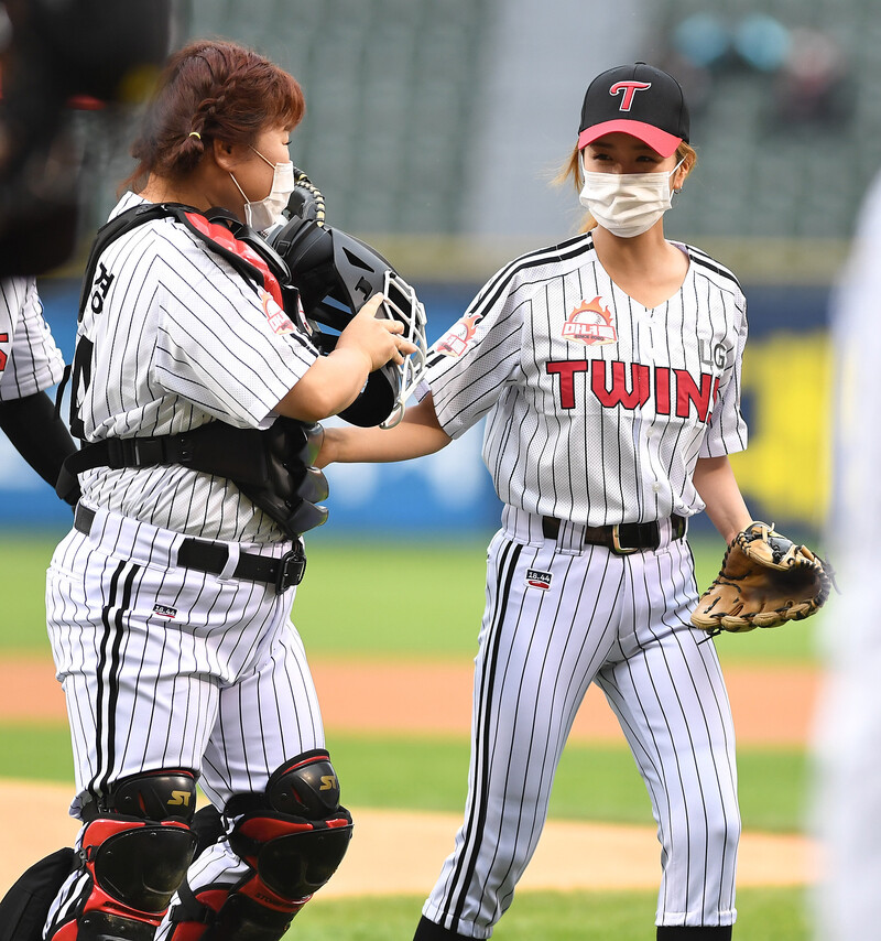 210529 Apink Bomi - LG Twins 1st Pitch documents 9