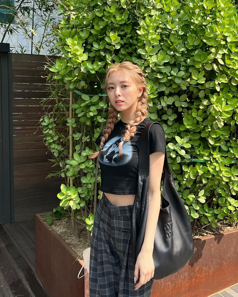 220719 ITZY Instagram Update - Yuna documents 4