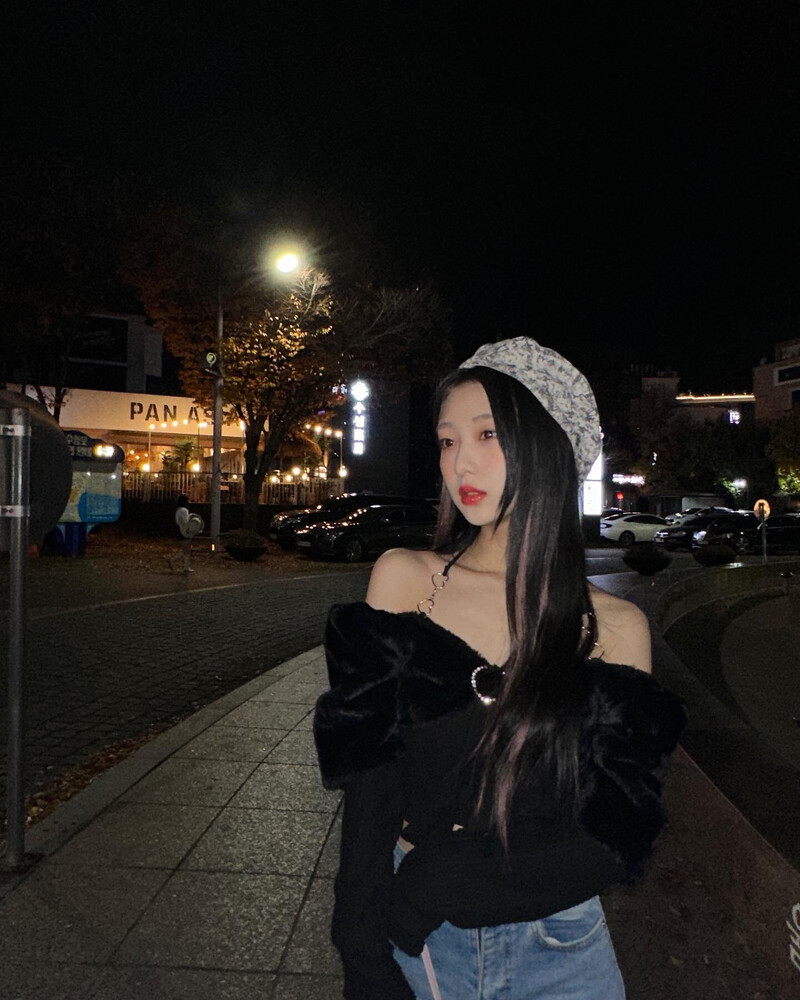 230331 Yeojin Instagram Update documents 4